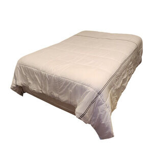 Queen/ Full Size Bedspread Color White/Black